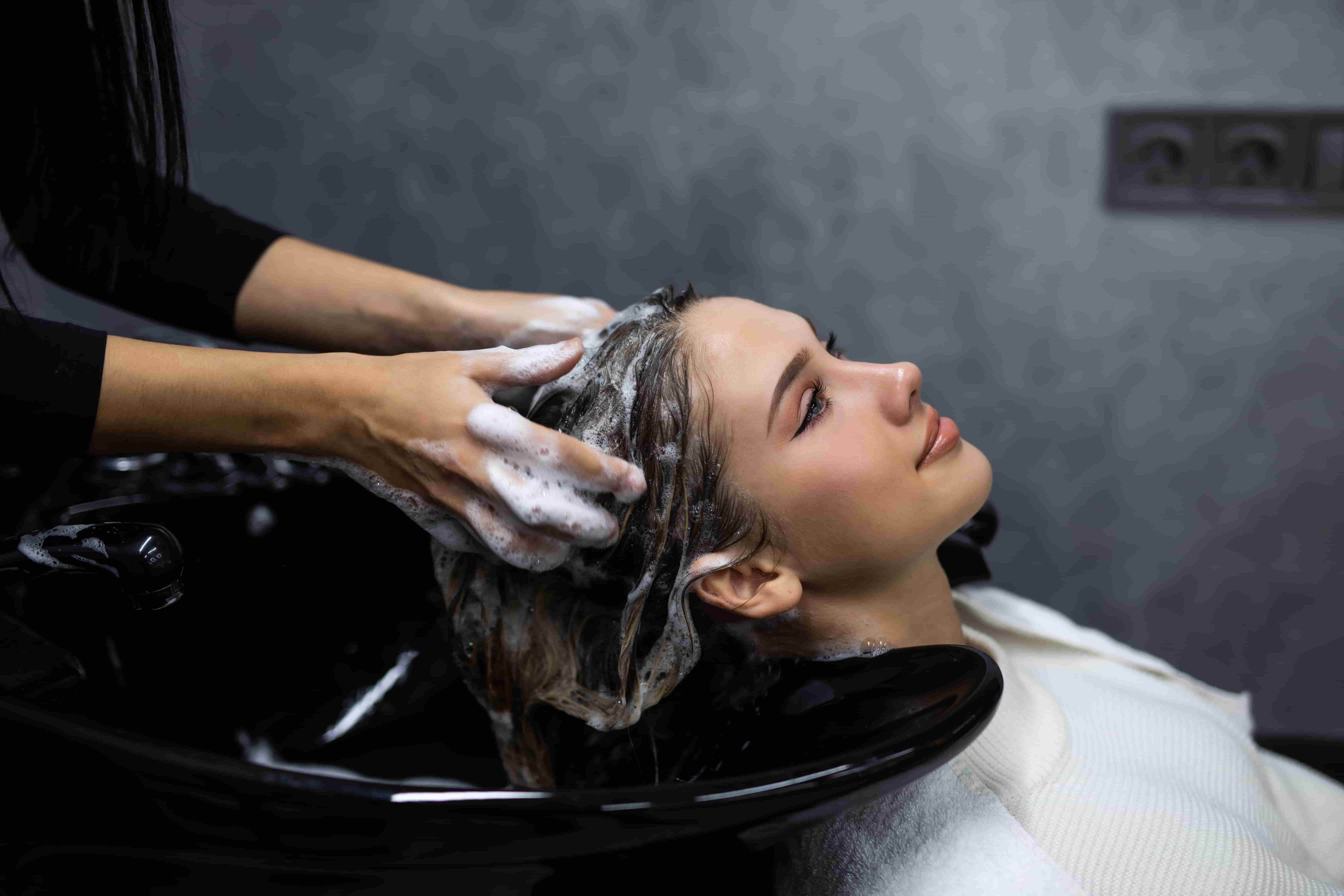 Techniques de massage du cuir chevelu pour stimuler la croissance des cheveux